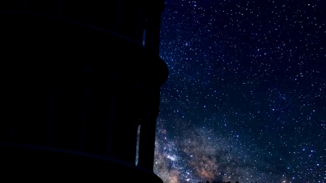 意大利比萨斜塔的夜景视频下载
