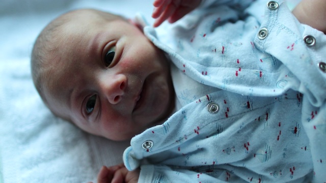 可爱的新生婴儿出生后第一周就醒了视频素材