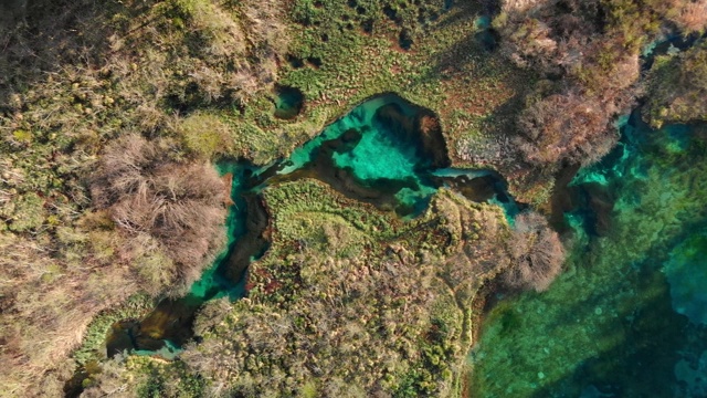 鸟瞰图的一个小绿松石色的湖在斯洛文尼亚视频素材