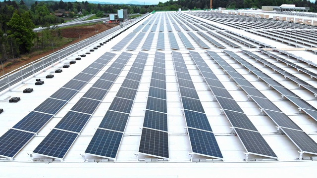 工厂屋顶上排列的太阳能电池板的侧视图视频下载