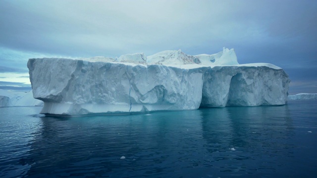 从左到右:格陵兰岛迪斯科湾的冰山被冰川包围视频下载