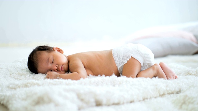 亚洲婴儿躺在柔软的毯子上视频下载