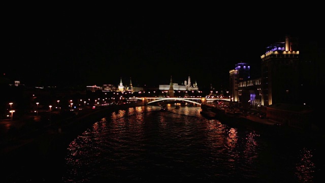从俄罗斯莫斯科的莫斯科河父系桥上俯瞰克里姆林宫视频素材