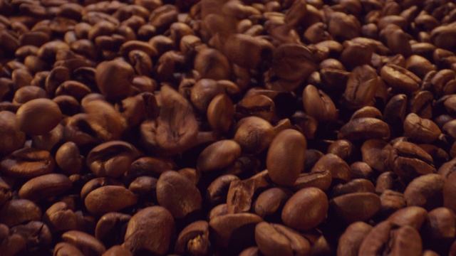 坠落咖啡豆的微距镜头视频素材
