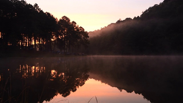 雾中消失了。早上的水面在庞翁一个大水库在山顶上，一个热门的旅游目的地Mae Hong Son。视频素材