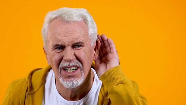 老人患听力障碍、保健、老年疾病、耳聋视频素材