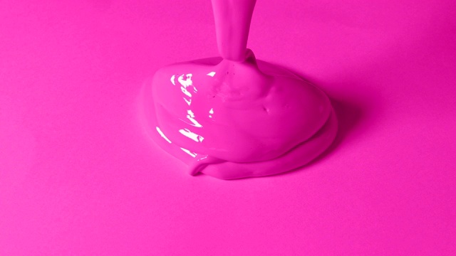 粉红色的油漆被浇在粉红色的表面上视频素材