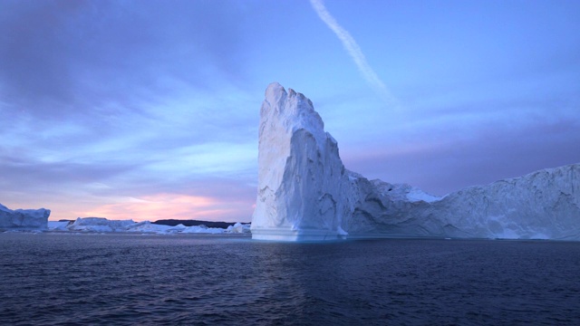 格陵兰岛雄伟的冰山在海湾对天空-迪斯可湾，格陵兰岛视频素材