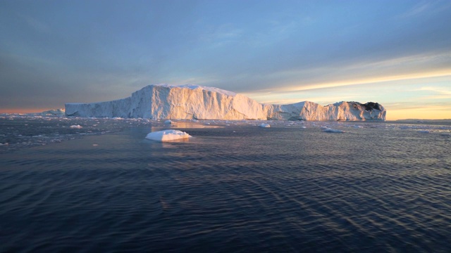 美丽的冰山在海湾对天空-迪斯科湾，格陵兰岛视频素材