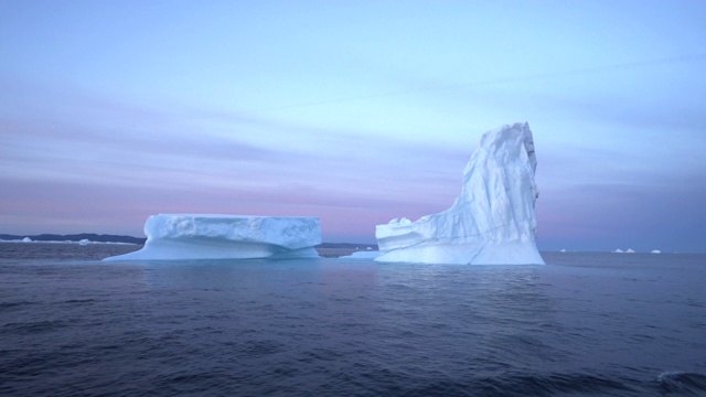 潘:格陵兰岛迪斯科湾的巨大的不同形式的冰山视频素材