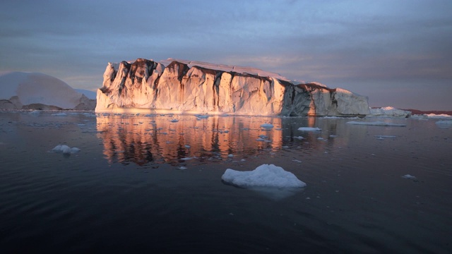 美丽的冰山和它在迪斯科湾的倒影视频素材