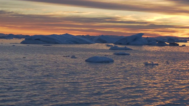 漂浮在海洋中的冰山上的日落——格陵兰岛的迪斯科湾视频素材