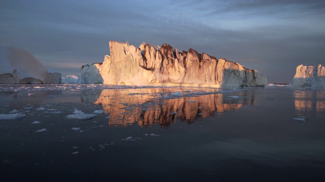 潘:雄伟的冰山和它的倒影在格陵兰岛的海湾-迪斯科湾，格陵兰岛视频素材