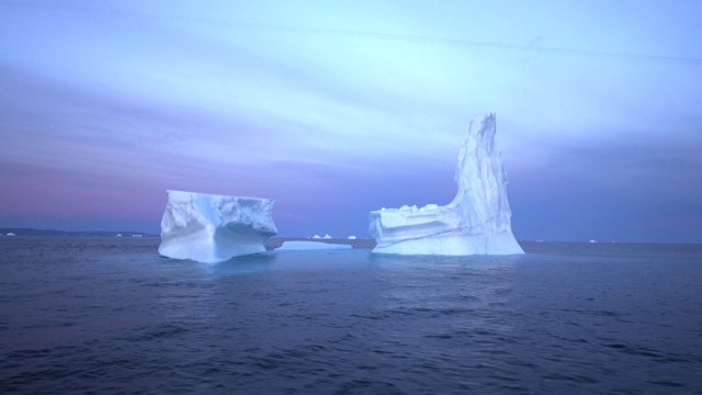 日落时分，冰山漂浮在海湾上，格陵兰岛的迪斯科湾视频素材