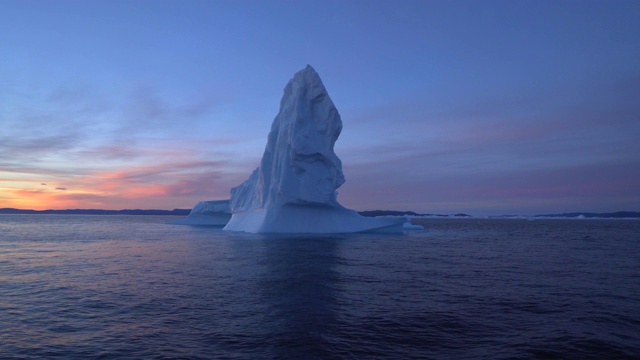 冰山在海洋中漂浮的惊人镜头——格陵兰岛的迪斯科湾视频下载