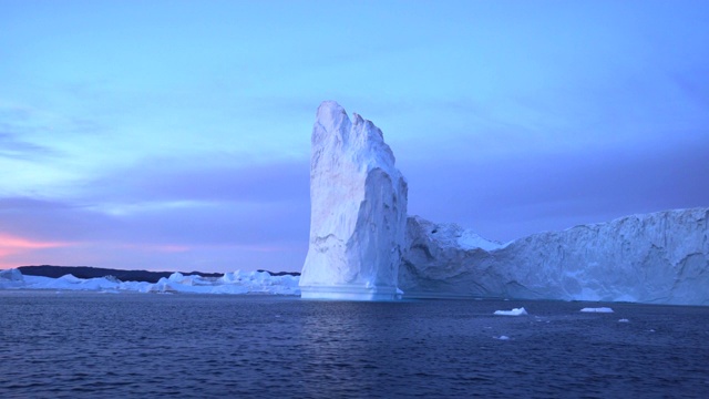 格陵兰岛海湾巨大冰山的可怕镜头——迪斯科湾，格陵兰岛视频素材