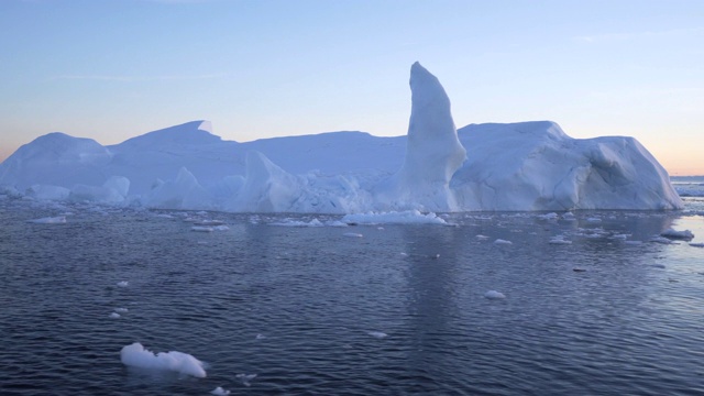 日落时分，迪斯科湾的巨大白色冰块视频素材