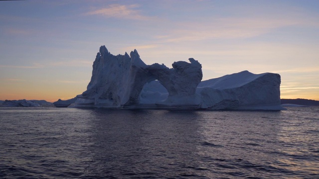 迪斯科湾的冰山对着天空形成天然拱门视频素材