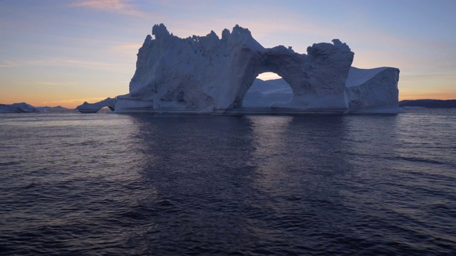 日落时，迪斯科湾的冰山视频素材