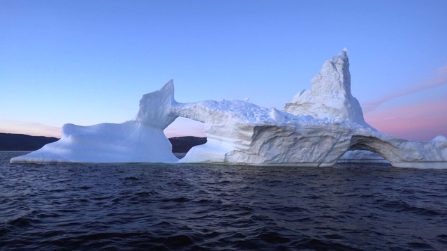 潘:迪斯科湾之美，夕阳下冰山上形成的拱形视频素材