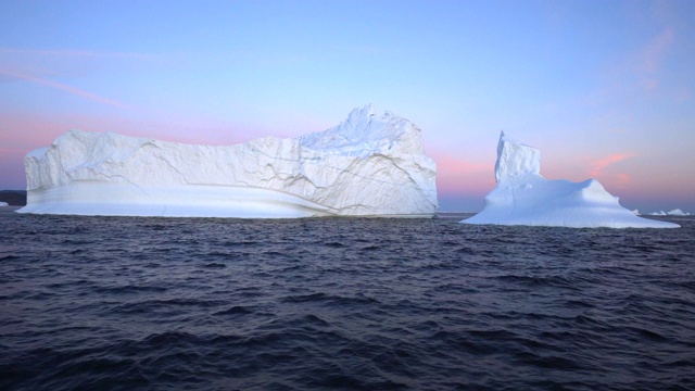 日落时分，迪斯科湾的冰山之美视频素材