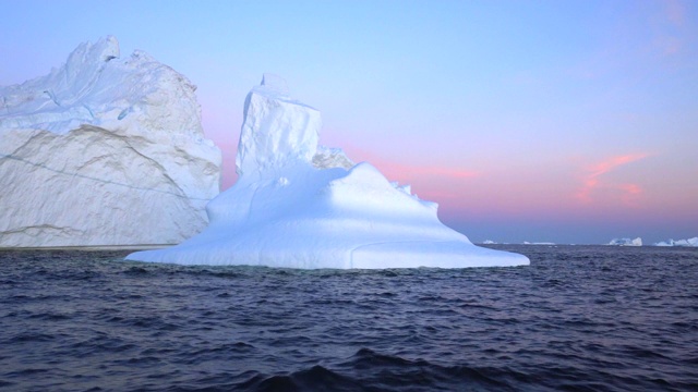 白色的冰块在迪斯科湾对着天空视频素材