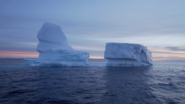 格陵兰岛迪斯科湾美丽的巨大冰山视频素材