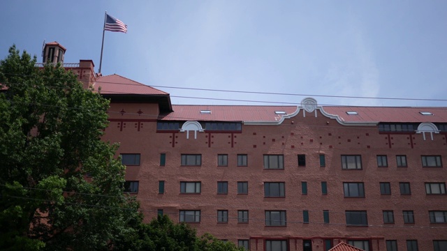 红砖医院大楼的夏季拍摄视频下载