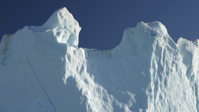 低角度的冻结大块的白色冰对清澈的蓝天-迪斯可湾，格陵兰岛视频下载