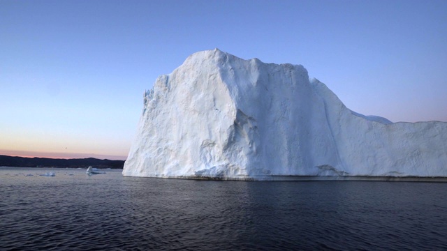 白色雄伟的冰山在迪斯科湾与蓝天在日落视频素材
