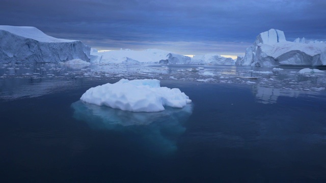 迪斯科湾与冰山漂浮在水上对着天空的宁静景色视频下载