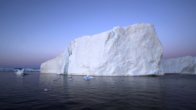 在蓝天的映衬下，冰山的壮丽景色视频下载