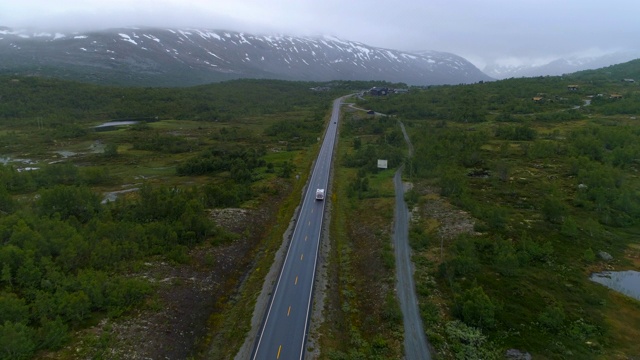 无人机:俯瞰挪威奥普兰山脉上的货车鸟瞰图视频素材