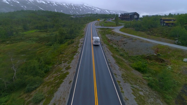 航拍:挪威Oppland绿地上露营车的无人机慢镜头视频素材