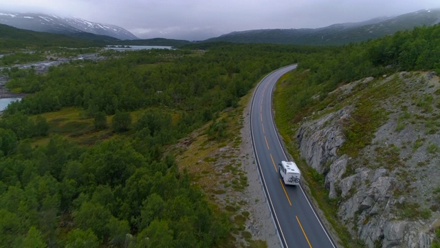 航拍:挪威奥普兰的露营车视频素材
