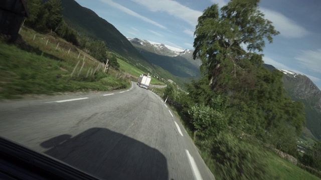 封锁:穿越蜿蜒的道路到山区，欣赏该地区的风景——Geiranger峡湾，挪威视频下载