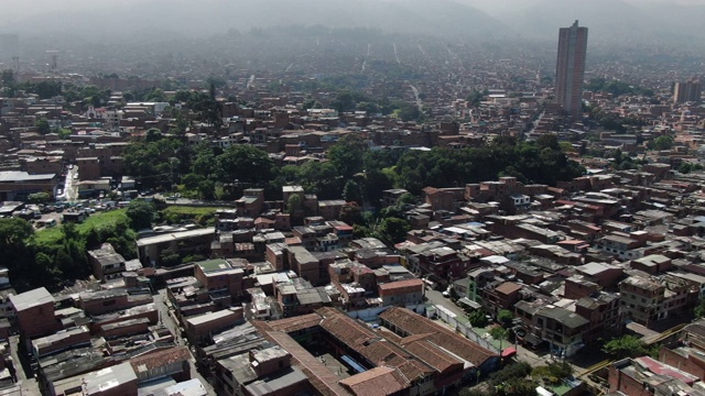 无人机拍摄的哥伦比亚一座高层建筑的大城市视频下载