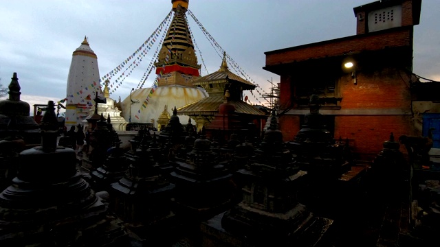 猴庙是尼泊尔加德满都一座山顶上的古老宗教建筑视频下载