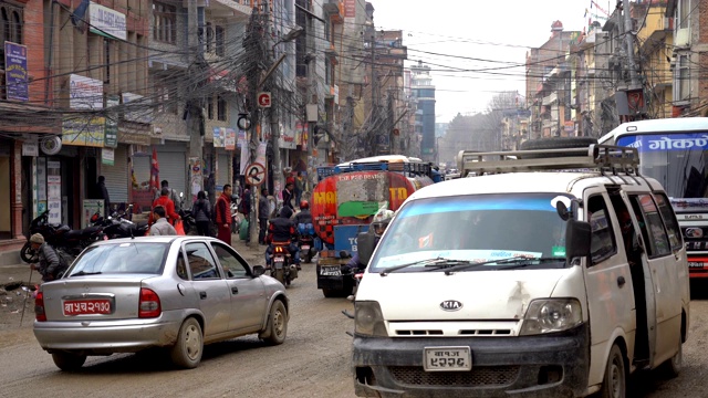在尼泊尔首都加德满都，汽车、摩托车、公交车和拥挤的街道视频下载