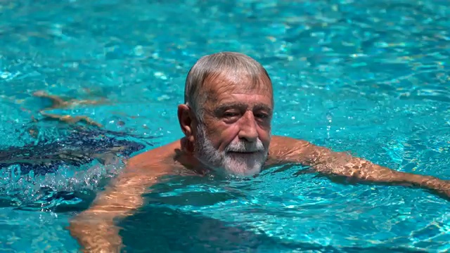老人在游泳池里游泳视频下载