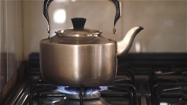 煤气炉上的旧茶壶水壶。视频下载