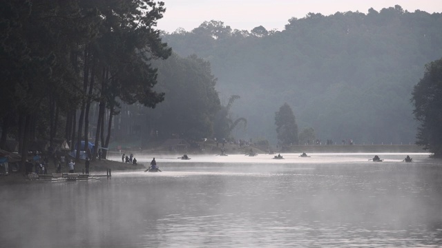 雾中消失了。早上的水面在庞翁一个大水库在山顶上，一个热门的旅游目的地Mae Hong Son。视频素材