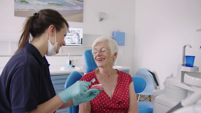 牙医向病人解释牙科卫生视频素材