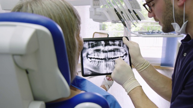病人和牙医讨论医疗x光视频素材