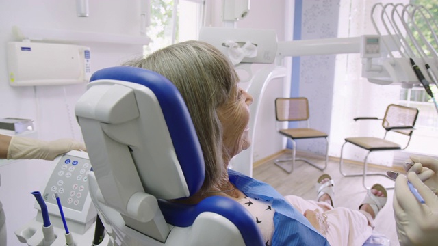 牙医在医院检查病人的牙齿视频素材