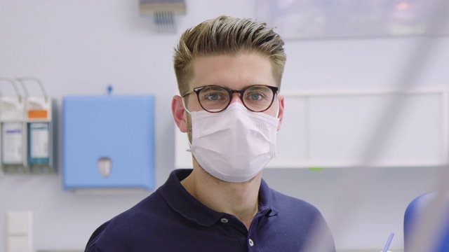 男性牙医在医疗诊所的肖像视频素材