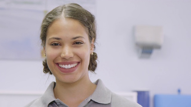 微笑的年轻女牙医助理的肖像视频素材