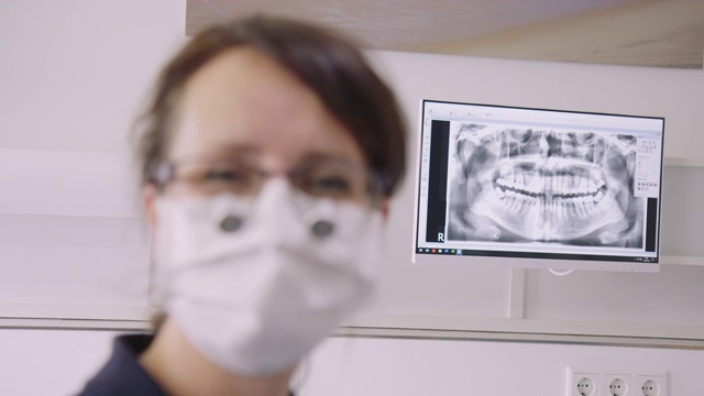 牙科医生在医院对抗医用x光影像视频素材