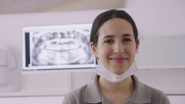 平移肖像自信的牙科助理视频素材