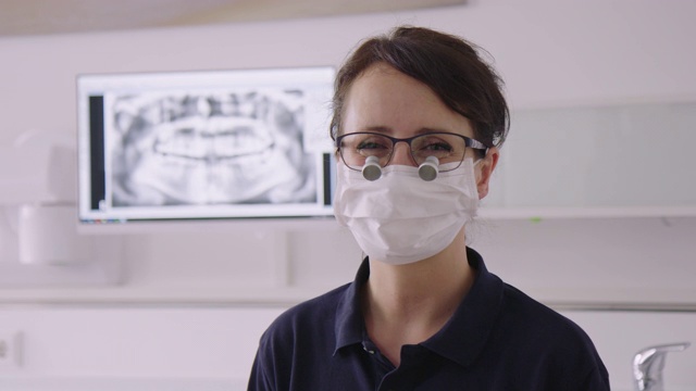 戴着外科口罩和放大镜的牙科工作者视频素材